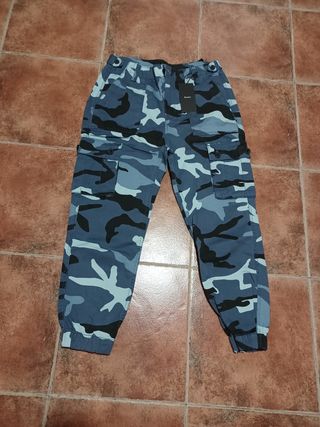 Pantalón camuflaje Bershka de segunda mano por 17 EUR en Molina de Segura  en WALLAPOP