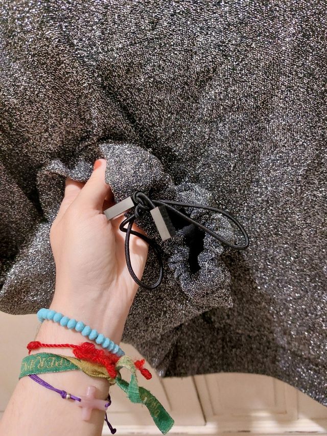 Suéter gris brillante con detalle en puños