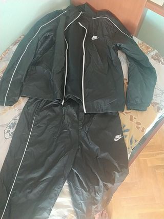 Chándal Nike impermeable de segunda mano por 50 EUR en Móstoles en WALLAPOP