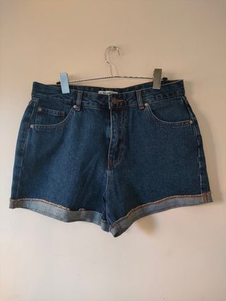 Pantalón corto vaquero tiro alto Pull \u0026amp; Bear de segunda mano por 5 EUR  en Madrid en WALLAPOP