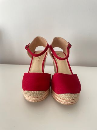 Cuñas Oysho rojo esparto sin estrenar 38-39 de segunda mano por 10 EUR en  Móstoles en WALLAPOP