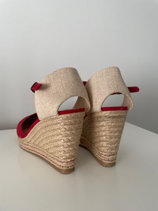 Cuñas Oysho rojo esparto sin estrenar 38-39 de segunda mano por 10 EUR en  Móstoles en WALLAPOP