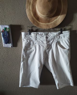 Pantalón corto vaquero Stradivarius T.42 de segunda mano por 6 EUR en  Alcalá de Guadaíra en WALLAPOP