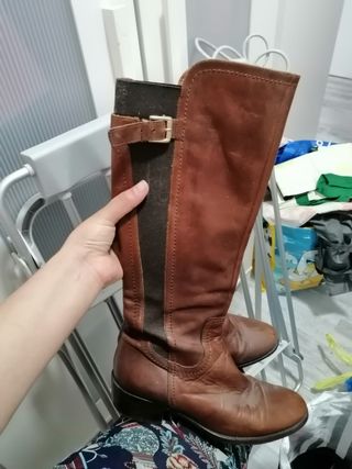 Botas altas color café de segunda mano por 3 EUR en Madrid en WALLAPOP