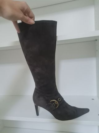 Botas altas de tacón de piel de ante marrón. de segunda mano por 35 EUR en  Madrid en WALLAPOP