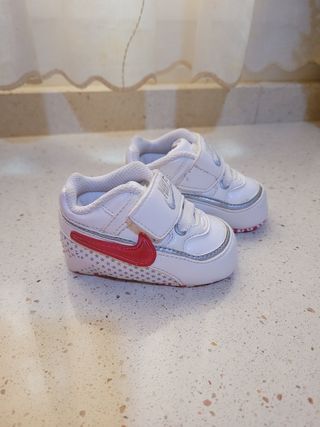 Zapatillas bebe Nike numero 16 de segunda mano por 12 EUR en Parla en  WALLAPOP