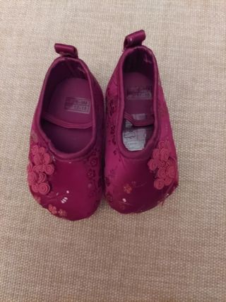 Zapatos bebe granates de segunda mano por 5 EUR en Erandio en WALLAPOP