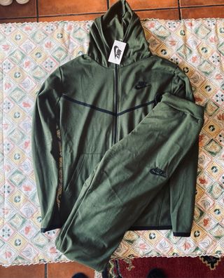 Chandal Nike Tech Fleece verde de segunda mano por 45 EUR en Madrid en  WALLAPOP