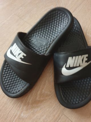 Chanclas nike número 35,36 de segunda mano por 9 EUR en Madrid en WALLAPOP