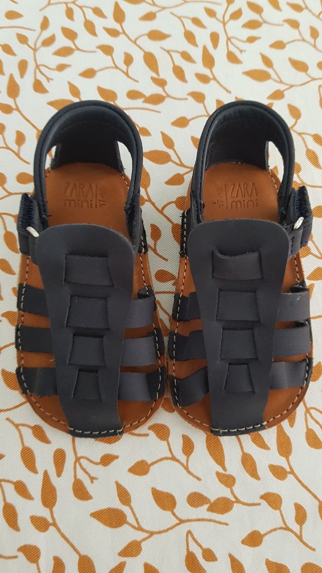 Sandalias azules marino de piel  Zara talla 17-18