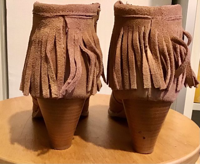 Botines camel de piel con flecos