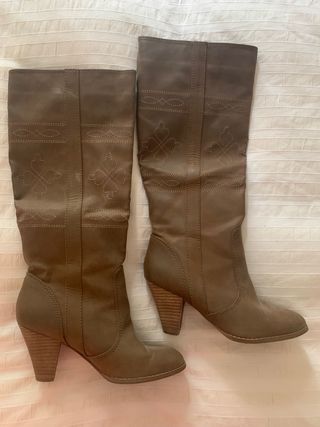 Botas altas marrones de tacón de segunda mano por 10 EUR en Alcobendas en  WALLAPOP