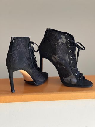 Botines abiertos Zara de segunda mano por 12 EUR en Lleida en WALLAPOP