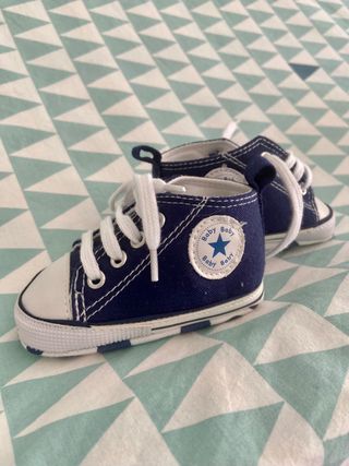 Zapatitos bebé estilo converse de segunda mano por 2 EUR en Urbanizacion  Cumbres de San Antonio en WALLAPOP