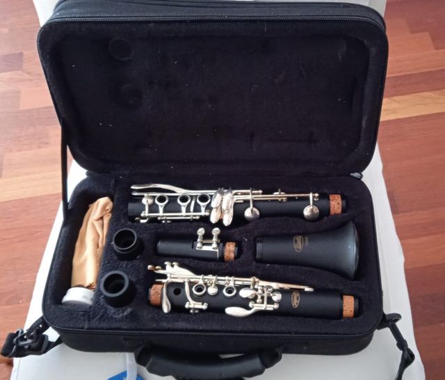 Clarinete Logan con estuche incluido