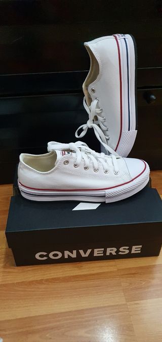 Zapatilla urbana plataforma chuck blanca mujer Converse Color: Blanco.  Talla: CL 38 | US 7.5 | UK 5.5 | 24.5 CM a domicilio | Cornershop by Uber -  Chile
