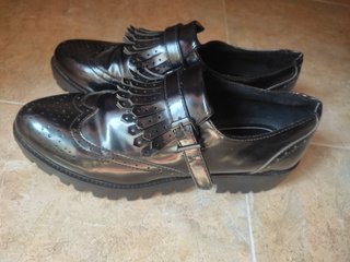 Zapatos negros Bershka (40) de segunda mano por 15 EUR en Avilés en WALLAPOP