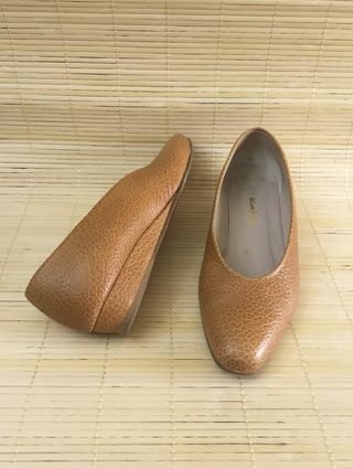 Zapatos de piel salón color mostaza de segunda mano por 15 EUR en León en  WALLAPOP