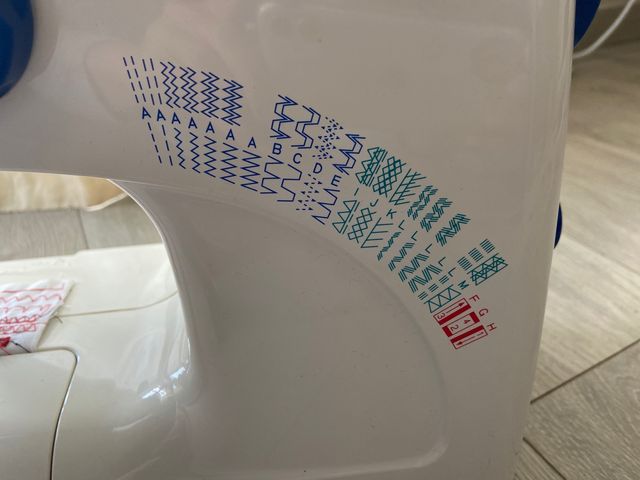 Máquina de coser Victoria 270E