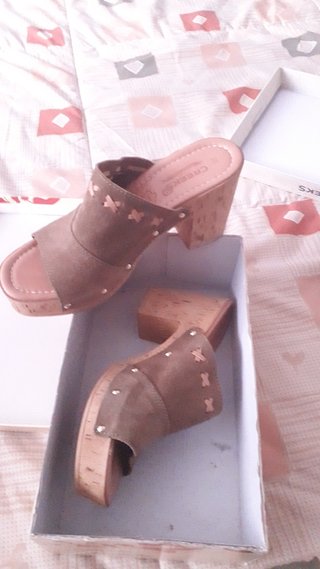 Botas y zuecos de verano de segunda mano por 20 EUR en Madrid en WALLAPOP