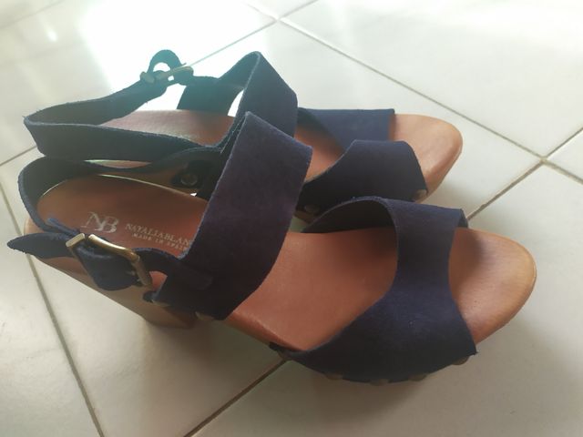 Sandalias antelina azul con tachuelas. Talla 40