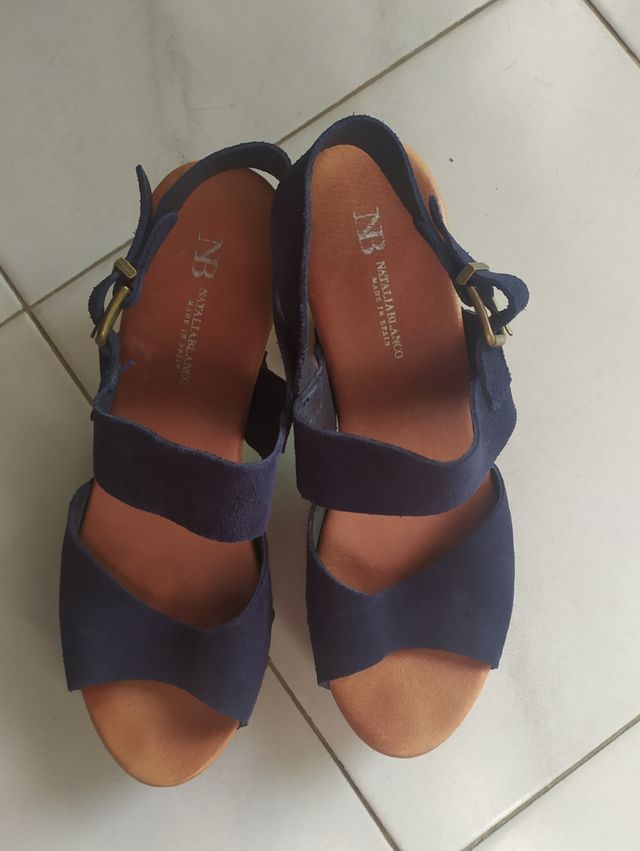Sandalias antelina azul con tachuelas. Talla 40