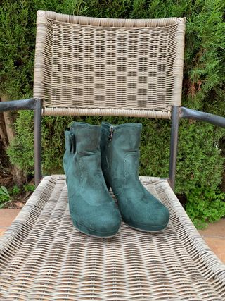 Botín verde botella de ante de segunda mano por 10 EUR en Cabanillas del  Campo en WALLAPOP
