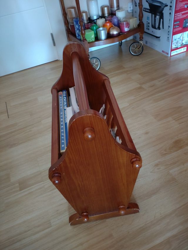 Revistero de madera