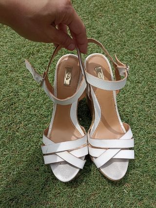 Sandalias de cuña blancas Stradivarius de segunda mano por 5 EUR en Segovia  en WALLAPOP