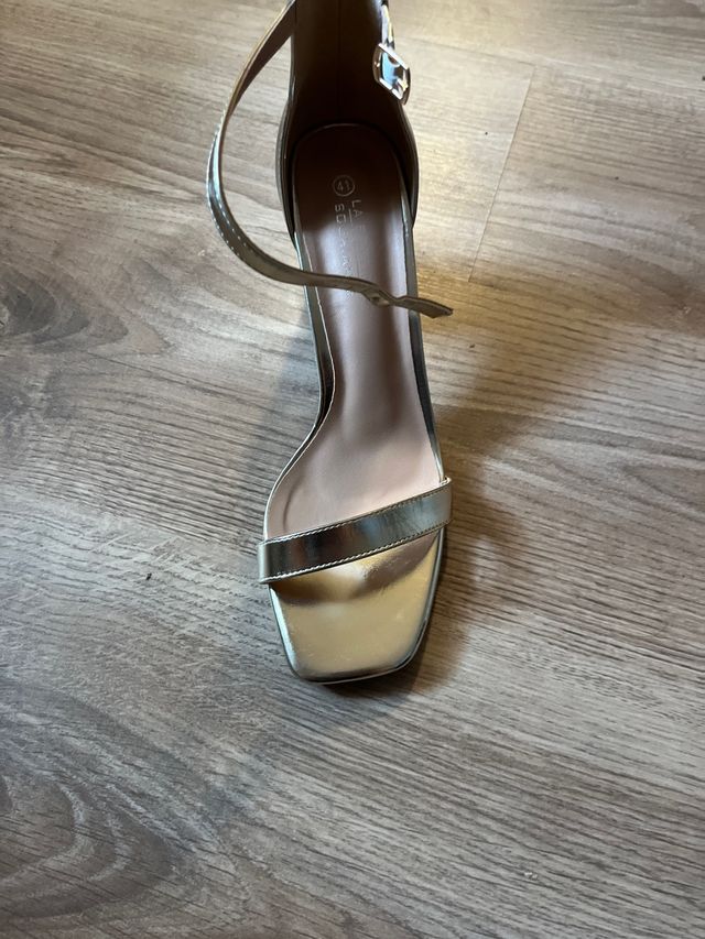 Sandalia dorada de fiesta sin estrenar