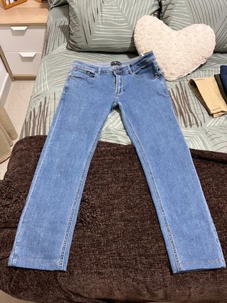 Pantalón vaquero Álvaro moreno de segunda mano por 5 EUR en Sevilla en  WALLAPOP