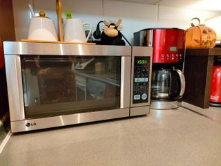 Microondas LG Acero inoxidable de segunda mano por 55 EUR en Residencia  Nuestra Señora del Pilar en WALLAPOP