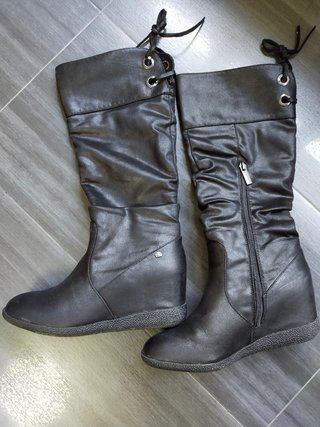 Bota 38 negra Mustang con cuña de segunda mano por 20 EUR en Zaragoza en  WALLAPOP