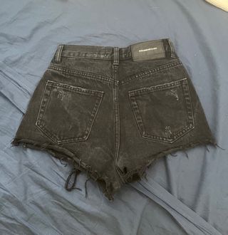 Pantalon vaquero corto negro mujer de segunda mano por 12 EUR en Santa Cruz  de Tenerife en WALLAPOP