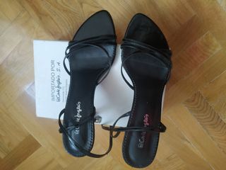 Sandalias negras de tacón de segunda mano por 10 EUR en Burgos en WALLAPOP
