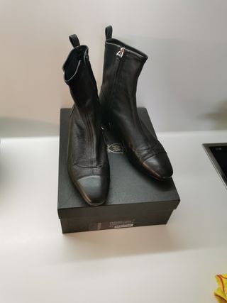 Botín negro. Massimo Dutti de segunda mano por 35 EUR en Vigo en WALLAPOP