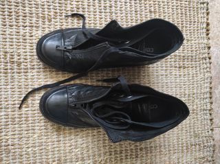 Zapatos negros cuña de piel de Converse de segunda mano por 30 EUR en  Mataró en WALLAPOP