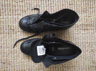 Zapatos negros cuña de piel de Converse de segunda mano por 30 EUR en  Mataró en WALLAPOP