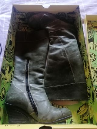 Botas altas Fly London 38 verde oscuro de segunda mano por 18 EUR en Pineda  de Mar en WALLAPOP