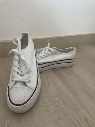 Zapatilla tipo Converse\\/victoria blanca de segunda mano por 10 EUR en Sant  Boi de Llobregat en WALLAPOP