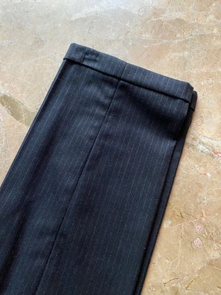 Pantalón Zara raya diplomática de segunda mano por 10 EUR en Tres Cantos en  WALLAPOP