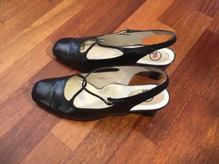 Zapatos mujer destalonados de piel número 43-44 de segunda mano por 10 EUR  en Cerdanyola del Vallès en WALLAPOP