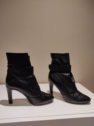 Botines negros UNISA. N. 41 de segunda mano por 20 EUR en Santa Faz en  WALLAPOP