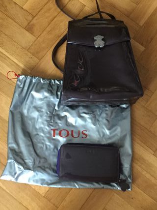 BOLSO\\/MOCHILA TOUS CON MONEDERO DE CHAROL MORADO de segunda mano por 40  EUR en Villanueva del Pardillo en WALLAPOP