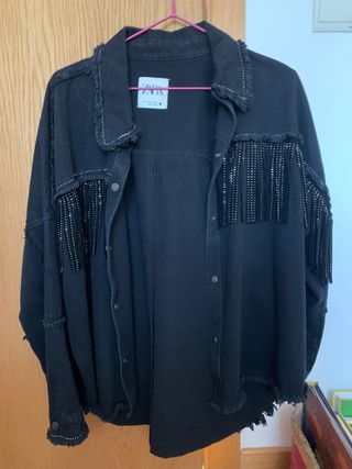 Chaqueta negra con flecos de ZARA. T M de segunda mano por 15 EUR en Madrid  en WALLAPOP
