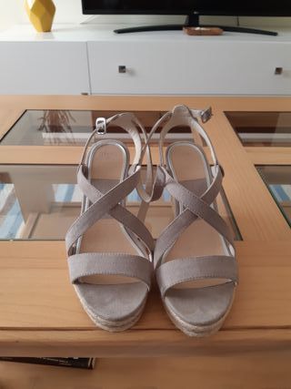 Sandalias oysho de segunda mano por 16 EUR en Santiago de Compostela en  WALLAPOP