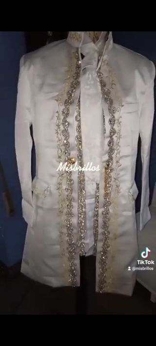 NEGOCIABLE Traje novio gitano de segunda mano por 350 EUR en A Coruña en  WALLAPOP
