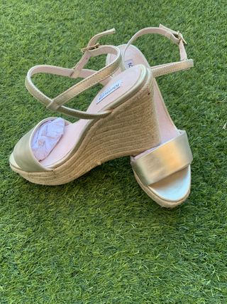 Sandalia cuña esparto doradas de segunda mano por 40 EUR en Bormujos en  WALLAPOP
