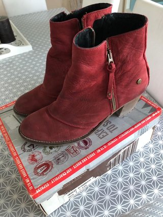 Botines cow boy rojos de segunda mano por 35 EUR en Vinaros en WALLAPOP