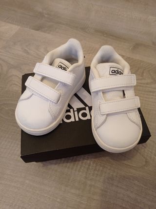 Zapatillas Adidas tenis bebé. Talla 19 de segunda mano por 15 EUR en  Zaragoza en WALLAPOP